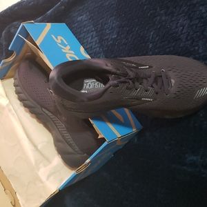 New Brooks Tennis Shoes